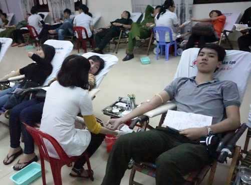  ĐVTN đang tham gia hiến máu